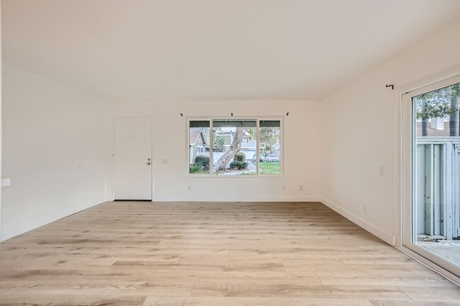 Building Photo - Recently Renovated!! - 3 Bedroom/2 Bath Fi...