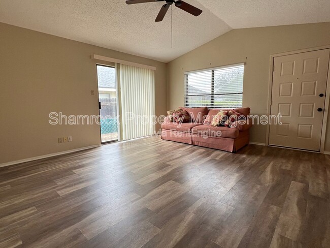 Building Photo - 1102 Chapel View Dr