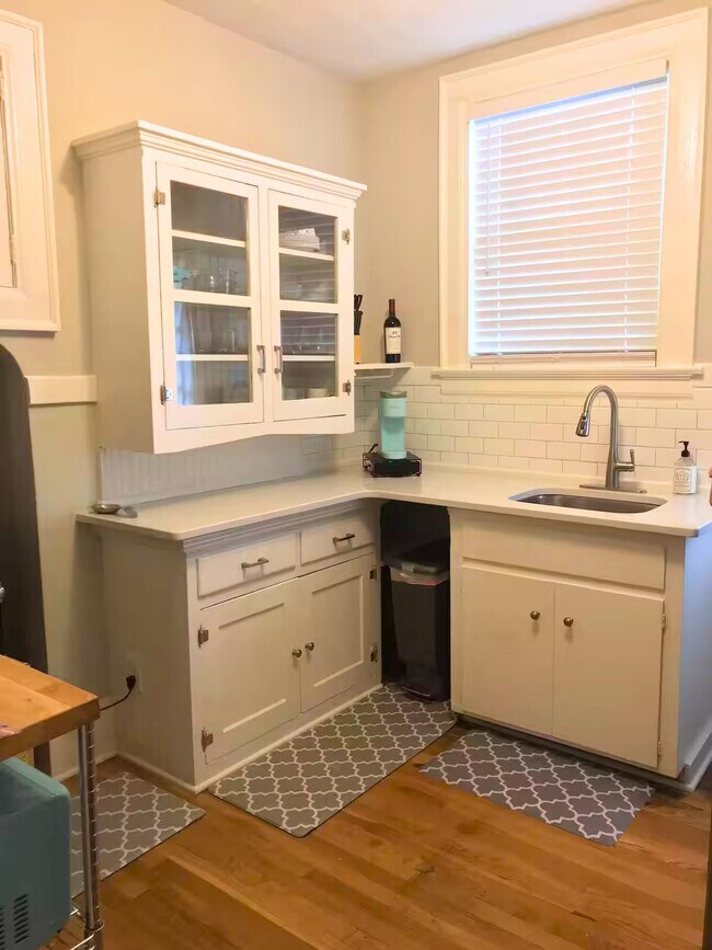 Building Photo - Midtown Duplex