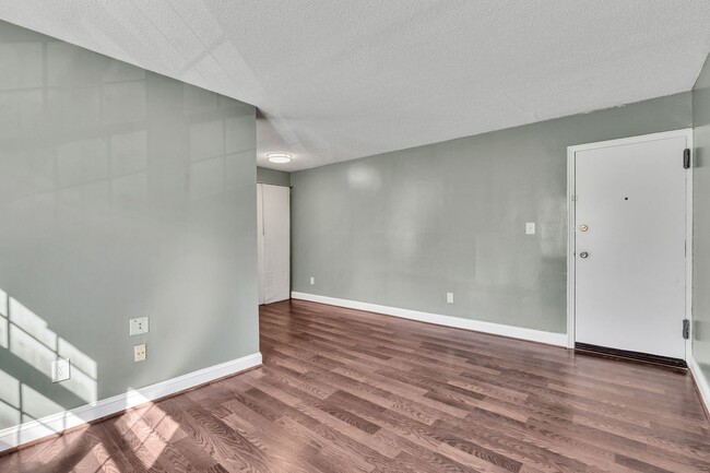 Building Photo - UTILITIES INCLUDED! 2 Bedroom Condo Near H...