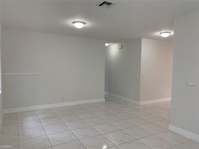 Foto del edificio - 3 br, 2 bath House - 249 NW 8th Ave
