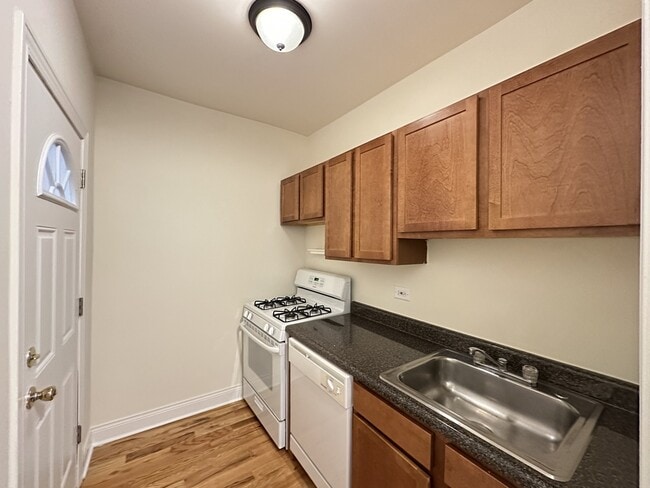 Building Photo - 633 W Cornelia Ave