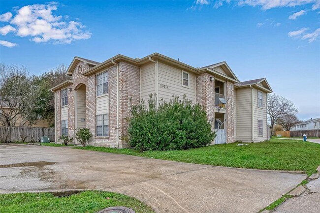Building Photo - 10112 Emerald Gln Ln