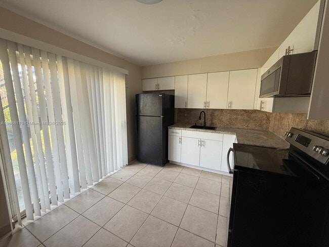 Foto del edificio - 237 W Blue Heron Blvd