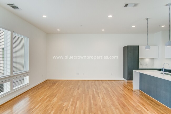 Building Photo - 1509 S Akard St