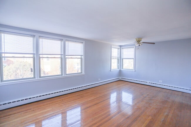 Building Photo - 2415 W Farragut Ave