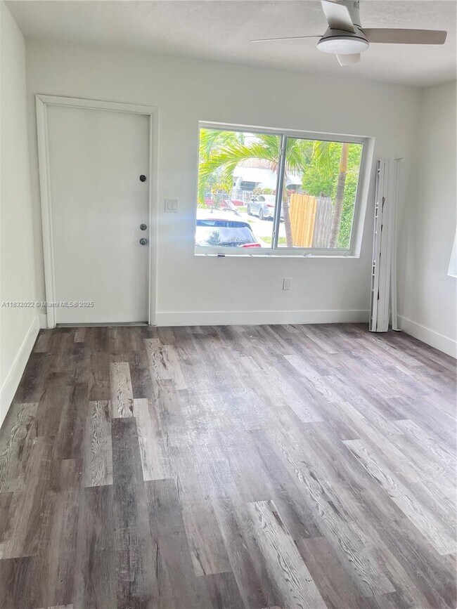 Foto del edificio - 250 NE 76th St