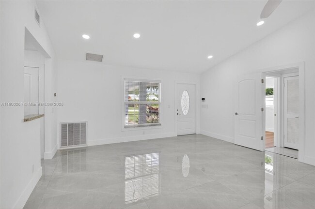 Foto del edificio - 5276 Pine Tree Dr