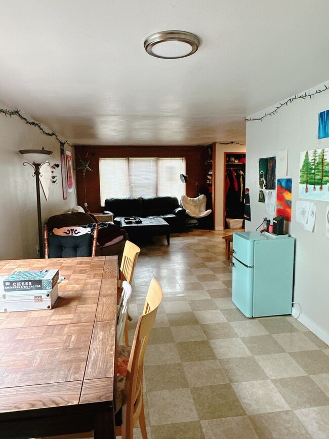 Foto del edificio - PRELEASE: 4 bd/1ba across from Laurel Park...