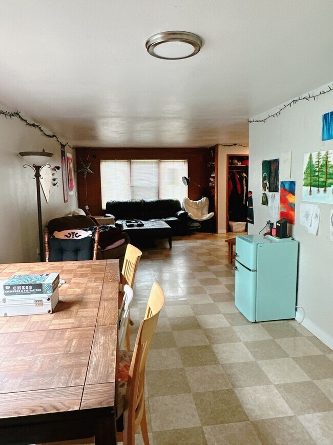 Building Photo - PRELEASE: 4 bd/1ba across from Laurel Park + near WWU