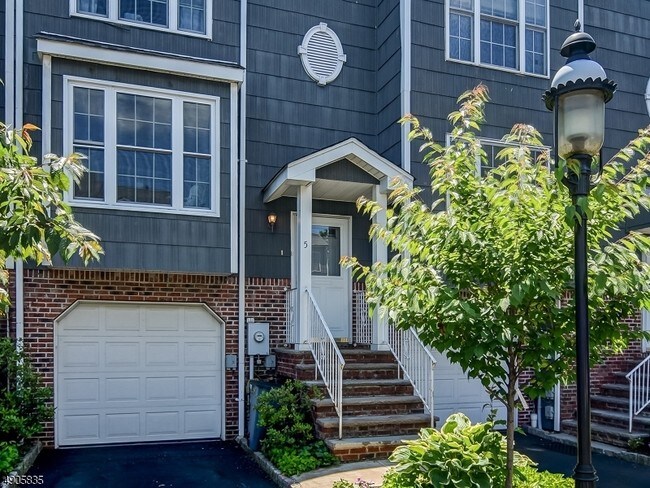 Foto del edificio - 100 Glenridge Ave