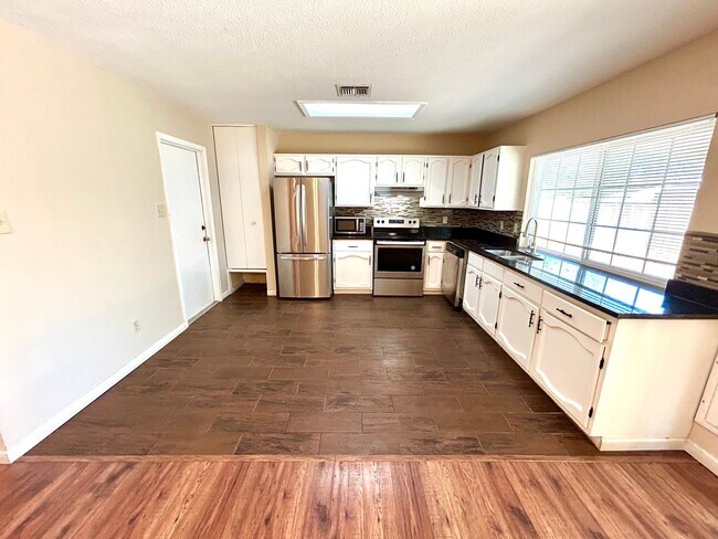 Foto del edificio - AVAILABLE NOW! 3 Bedroom / 2 Bath Home Nea...