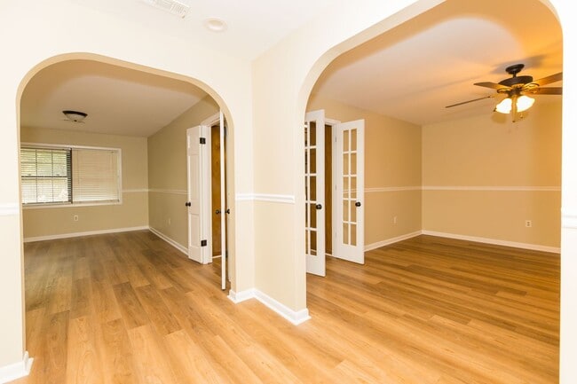 Building Photo - 4 Bed 2.5 bath