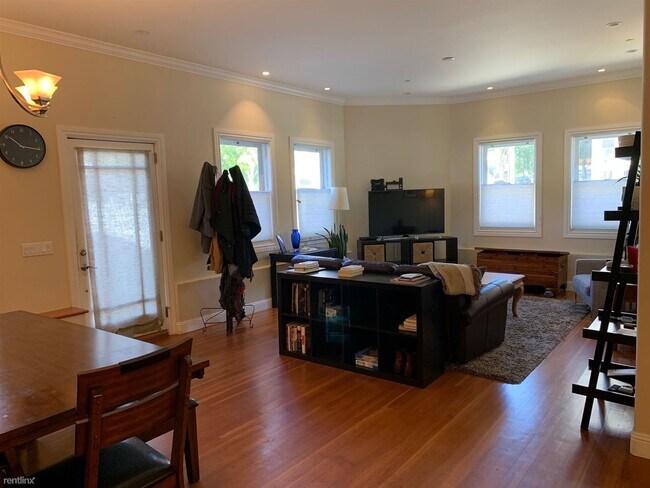 Foto del edificio - 2 br, 2 bath Flat - 4455 18th St