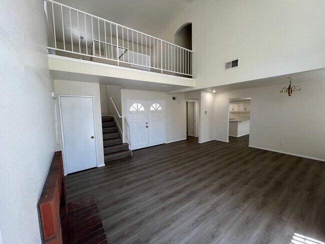 Building Photo - REMODELED 3bedroom 2.5 Bathroom House