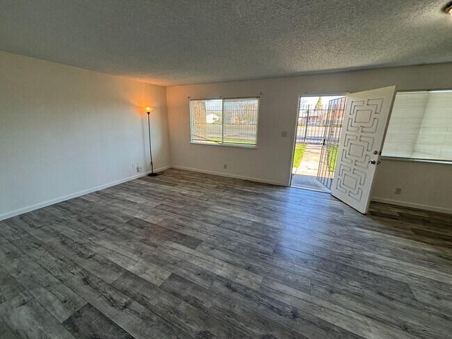 Foto del edificio - 7384 Franklin Blvd