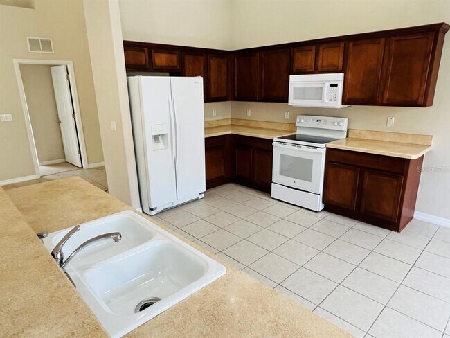 Building Photo - 121 Raintree Cir