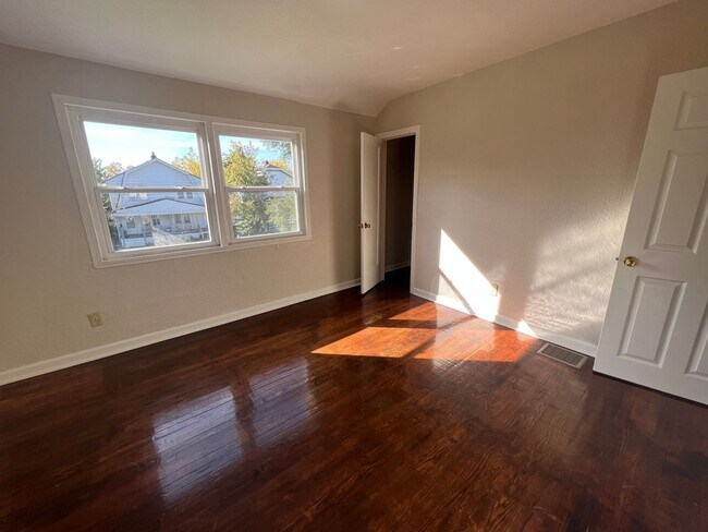 Building Photo - No Longer Manage 1114-1116 E 22nd Ave