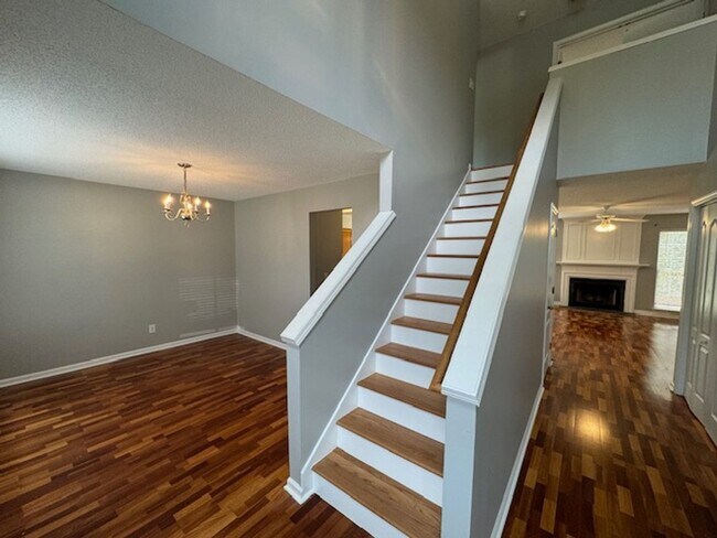 Building Photo - Pre-lease now for August!