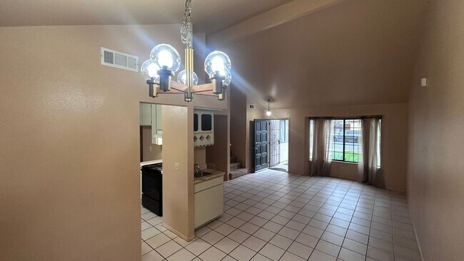 Foto del edificio - 560 Clover Dr