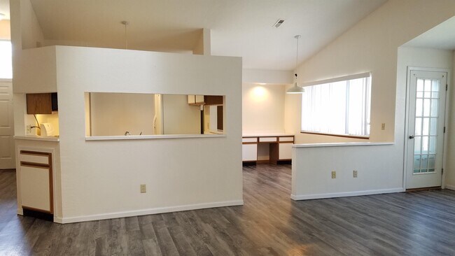 Foto del edificio - 749 Hilltop Ln