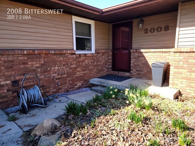 Building Photo - Gorgeous 3 Bed, 2 Bath Home with Fenced In...