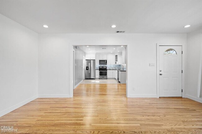 Building Photo - 3 br, 2 bath House - 9944 Saticoy St