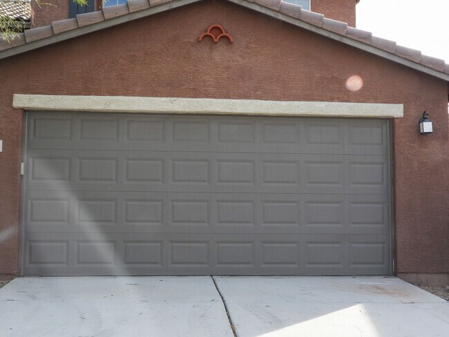Building Photo - 5 Bedroom, 3 Bath, 2 Living Areas