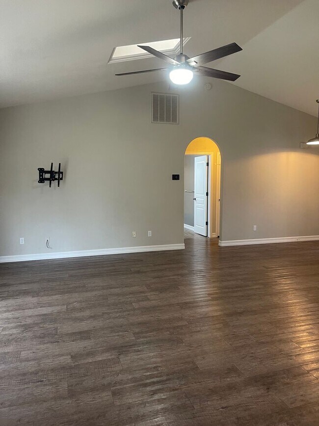 Foto del edificio - 3 BED 2 BATH HOUSE WITH FENCED BACKYARD IN THE COUNTRY HEIGHTS SUBDIVISION