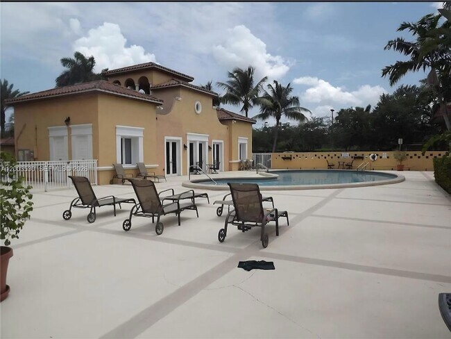 Foto del edificio - 6709 N Kendall Dr