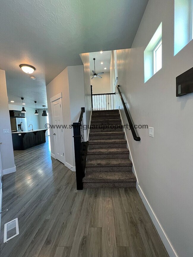 Foto del edificio - Stunning Spacious Townhome in Herriman for...