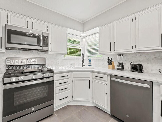 Building Photo - 8633 Westglen Dr