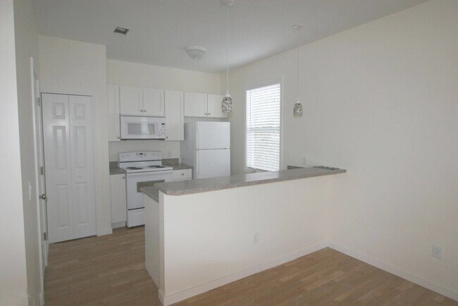 Building Photo - COMING SOON! 4BR/3BA Historic District hou...