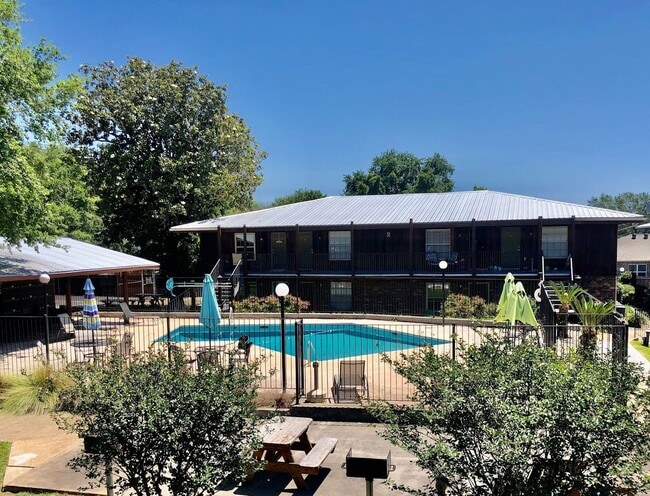 Spacious 1 Bedroom - Spacious 1 Bedroom Apartment