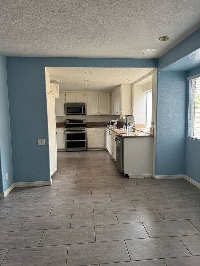 Building Photo - 5543 N Magnolia Dr