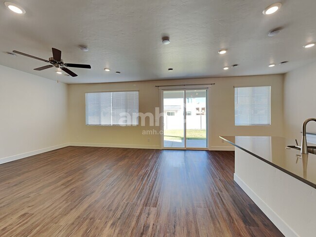 Foto del edificio - 1034 S Jillian Ave