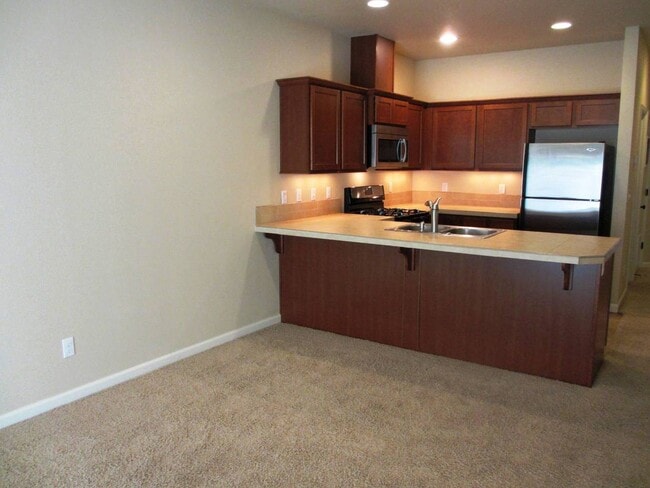 Building Photo - Well-Maintained Townhome in Desirable SW P...