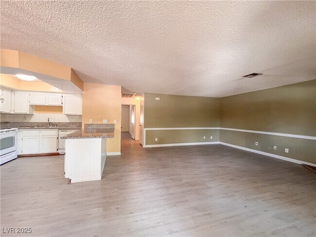 Foto del edificio - 2700 Baycliff Ct