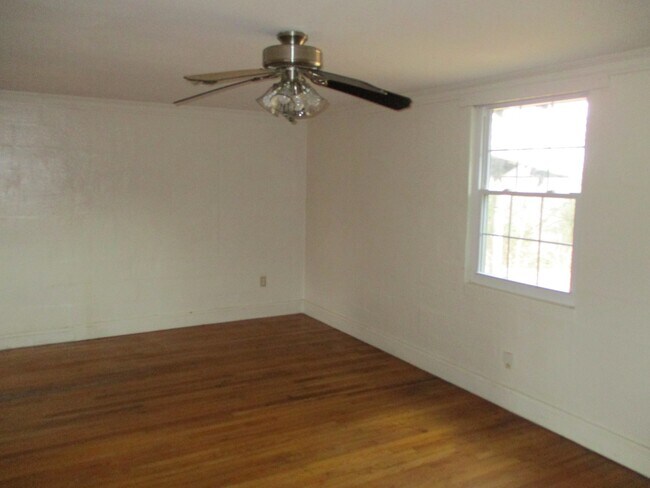 Building Photo - 2 Bedroom Home For Rent Over The River!