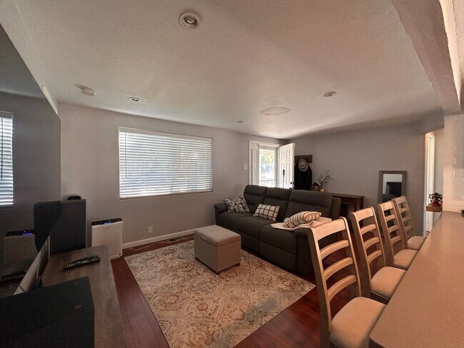 Building Photo - 1571 W Cedar Ave