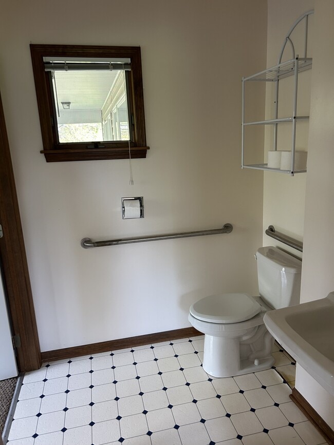 Building Photo - 108 S Park St