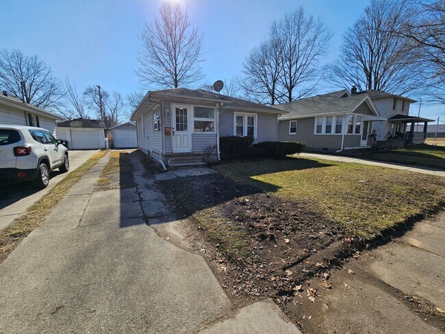 Building Photo - 2 bed, 1 bath. Hardwood floors.