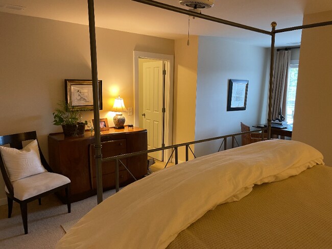 Building Photo - 1121 Surrey Ln