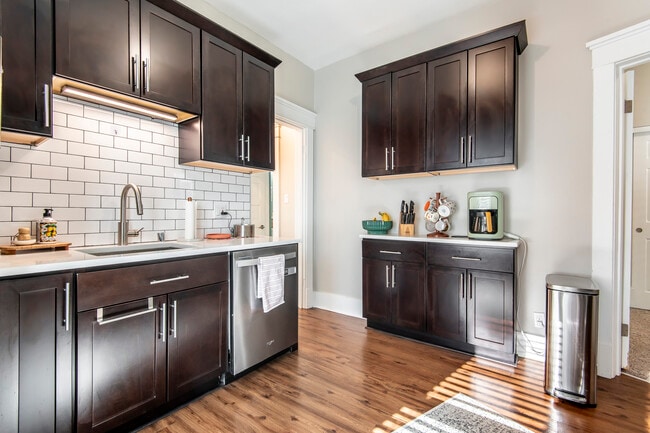 Building Photo - 1028 E Pearson St