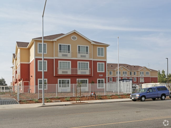 Building Photo - Sierra Gateway II