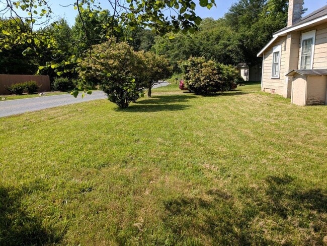 Building Photo - 2BR Home with Water, Sewer & Lawn Care Included + Covered Porch