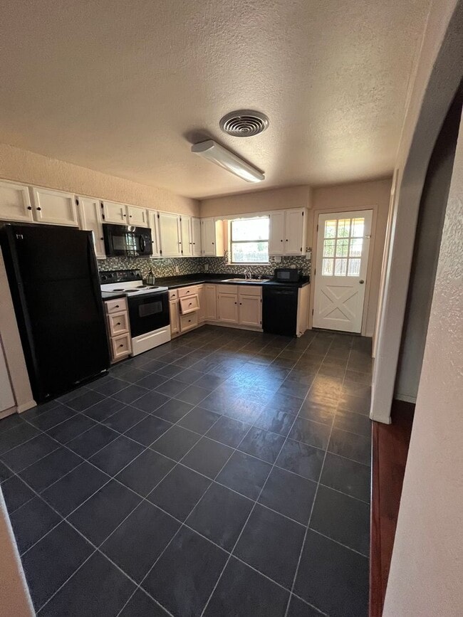 Foto del edificio - Freshened with upgrades and ready for new ...