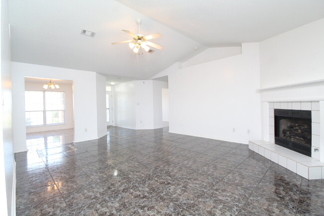 Building Photo - Updated 4BR/2BA with Open Floorplan, Firep...