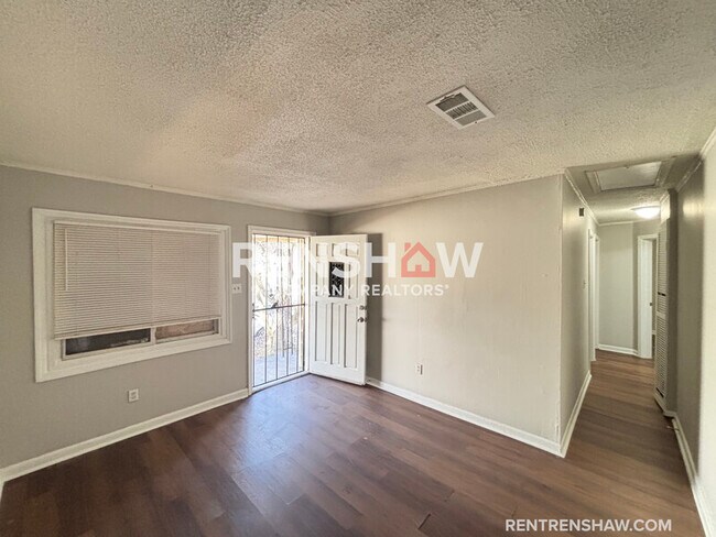 Foto del edificio - 1242 Airways Blvd