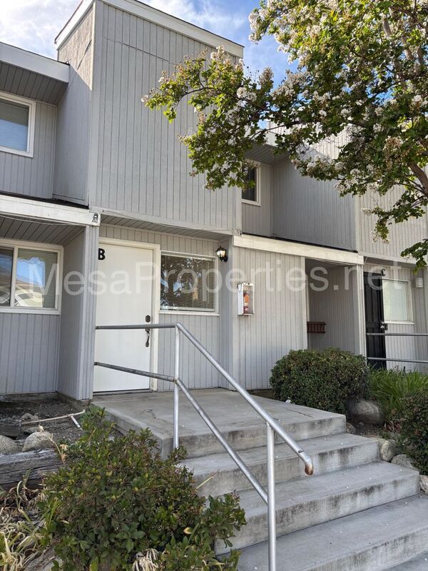 Building Photo - 1016 W Pine St